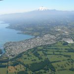 1280px-Villarrica_town_and_volcano